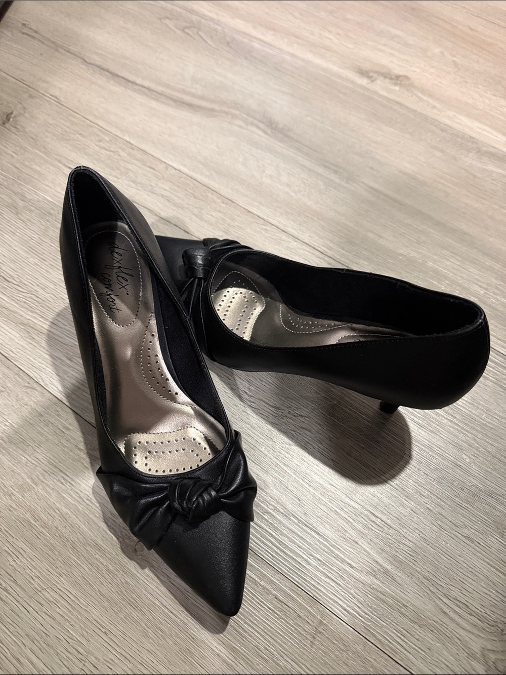dexflex comfort Black Pointed Toe Knot Kitten Heels